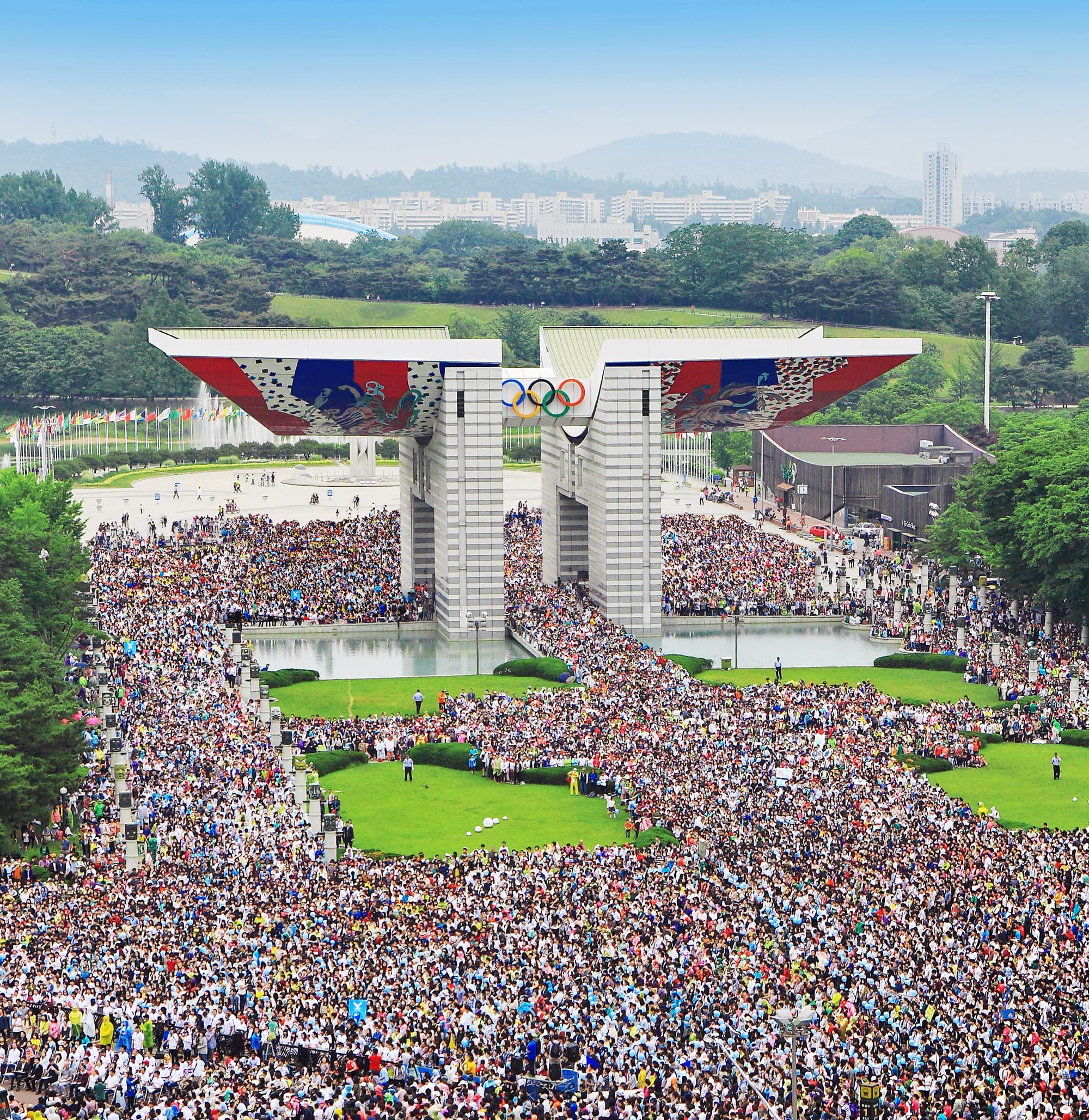 Zehntausende Teilnehmende füllen das Gelände des Olympiastadions in Seoul beim ersten HWPL Peace Walk.