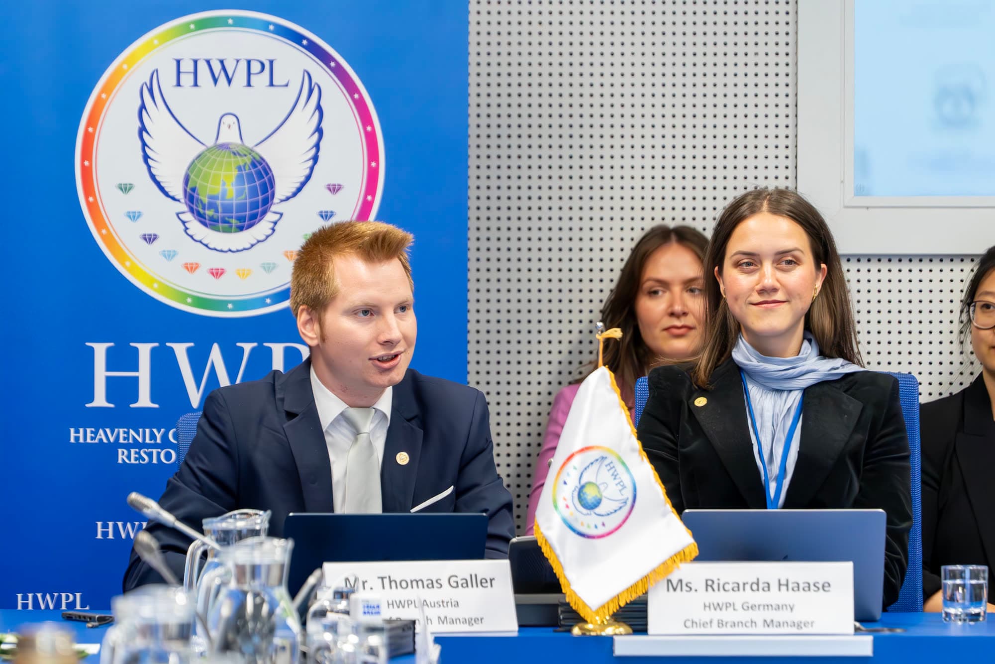 Podium eines HWPL-Beitrags bei der UN-Kommission für Verbrechensverhütung und Strafrechtspflege in Wien; die Namensschilder auf dem Tisch nennen HWPL Österreich und HWPL Deutschland.
