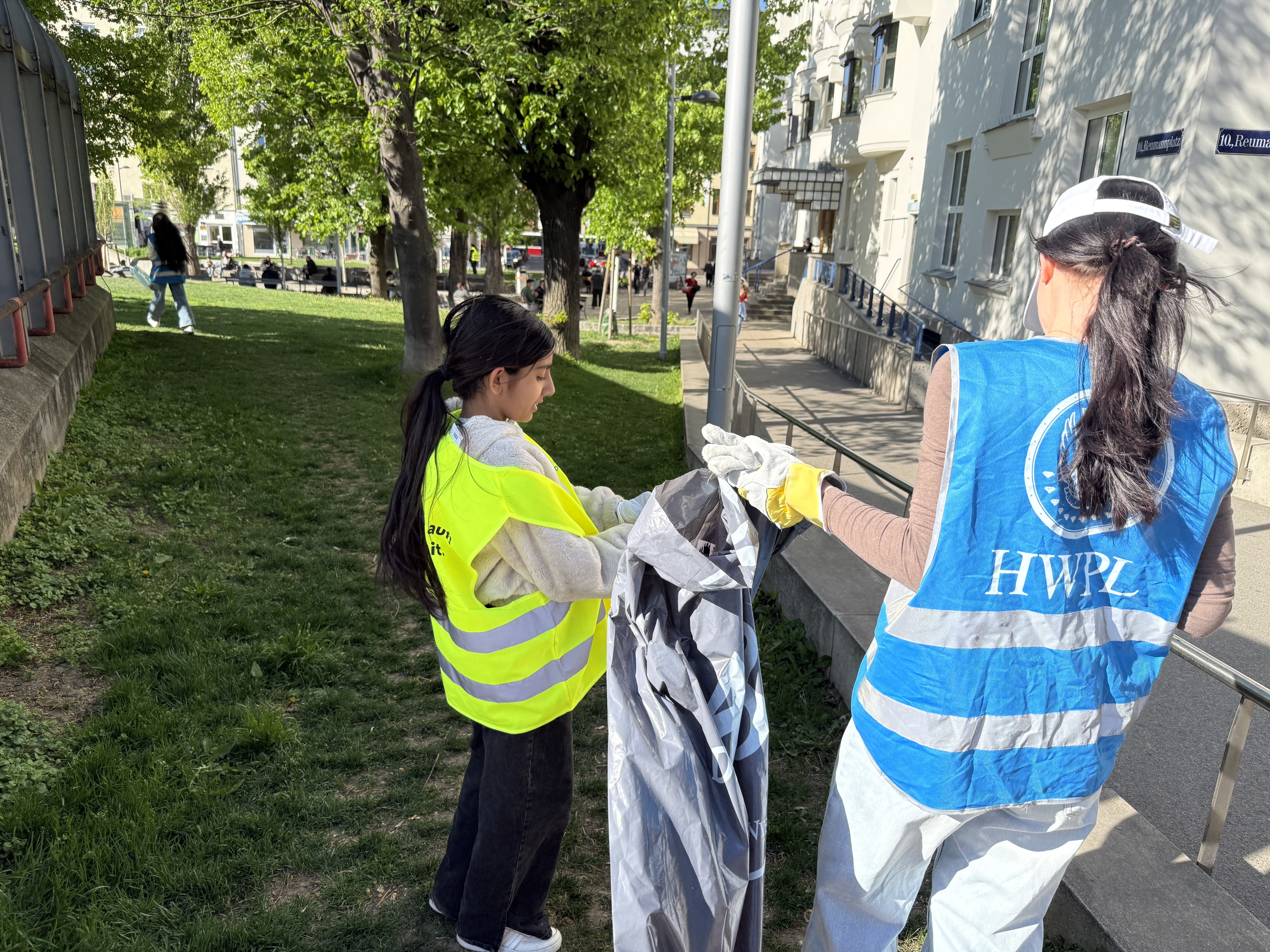 Spring Cleanup: Ehrenamt als Friedensarbeit im Alltag
